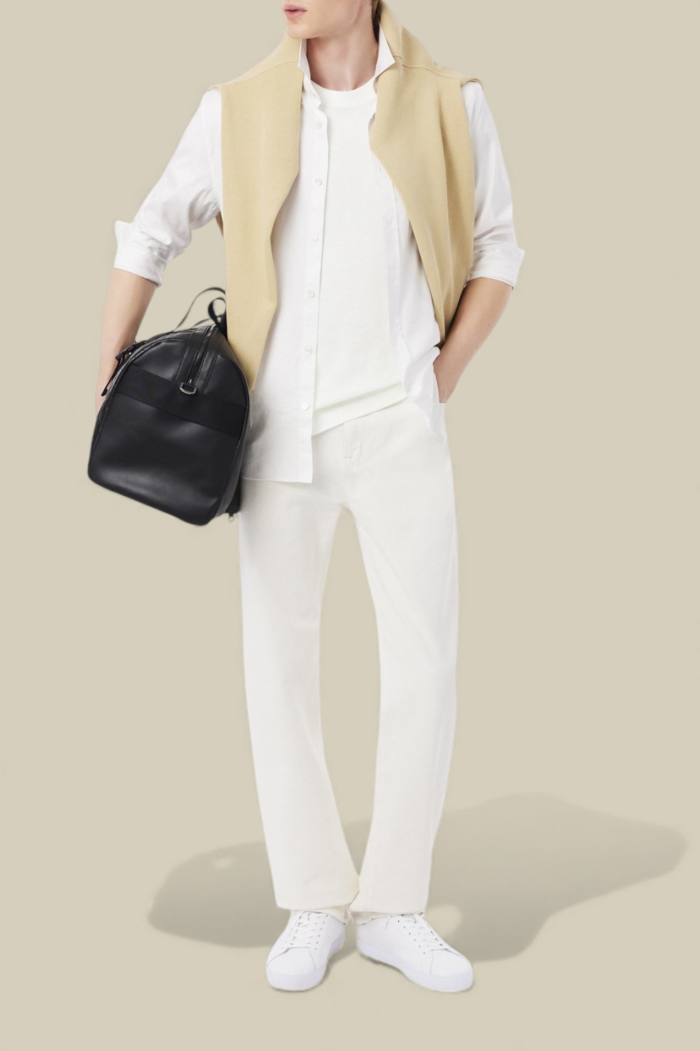 תמונת כל הלוק של חולצת טי